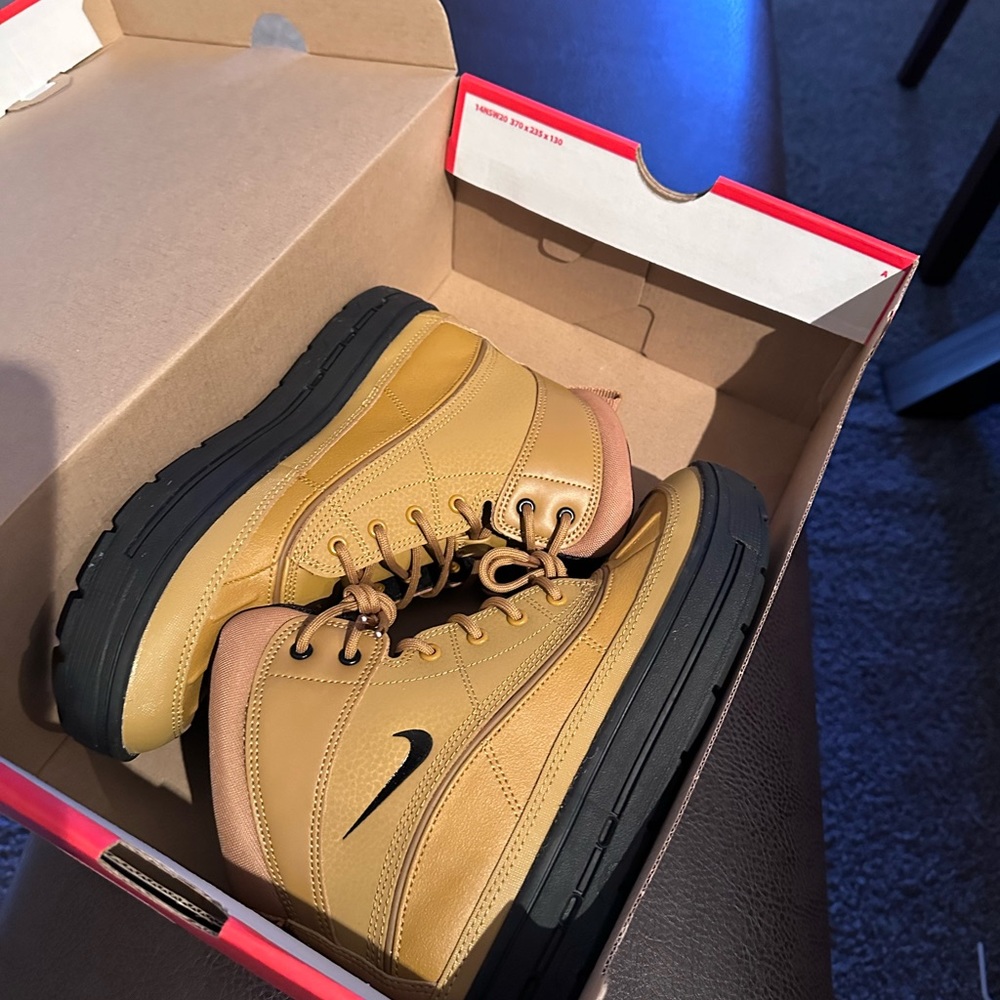 New Nike ACG big boys size 7